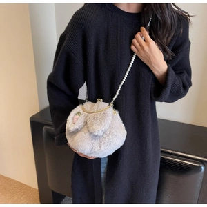 Détail du sac lapin en peluche gris avec breloque carotte et bandoulière perles