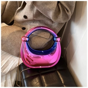 Détail du sac de soirée en métal holographique avec dégradé violet et chaîne dorée