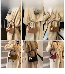Détails du sac hobo en daim avec bandoulière chaîne et breloques décoratives de mode