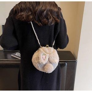 Détail du sac à bandoulière lapin en peluche avec chaîne de perles et broderie