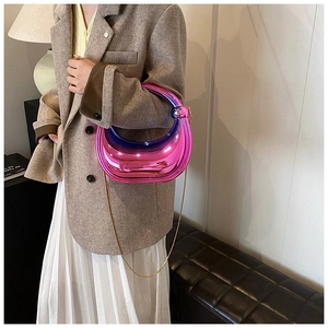 Détail du sac croissant dégradé fuchsia et violet avec finition miroir et chaîne dorée