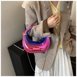 Détail du sac croissant à dégradé métallique avec poignée nouée et chaîne dorée