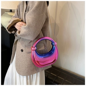 Détail du sac à bandoulière en cuir verni dégradé rose et bleu avec accents de billes