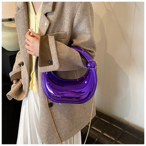 Sac croissant violet brillant avec poignée nouée et détail de bandoulière dorée