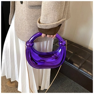 Petit sac de soirée violet métallisé avec chaîne dorée et tenue élégante