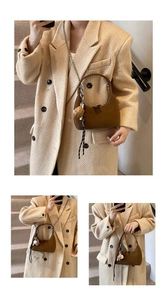 Détail du sac demi-lune en daim marron avec chaîne métallique et ruban en soie décoratif