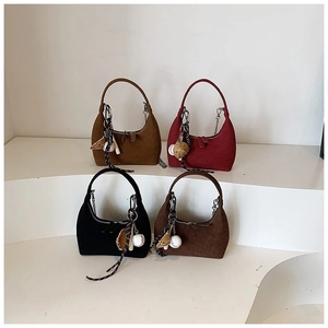 Sac Hobo En Suédine Pour Femmes Sac À Épaule Demi-Lune Minimaliste Avec Chaîne En Métal Et Porte-Clés Baseball