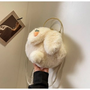 Détail d'un sac lapin en fausse fourrure beige avec broderie carotte et bandoulière perle