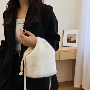 Weiße flauschige Kunstpelz-Beuteltasche mit Kordelzug und Lederriemen für Damen Winter
