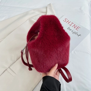 Burgunderfarbene Plüsch-Beuteltasche mit Kordelzug und Lederriemen für den Herbst-Stil
