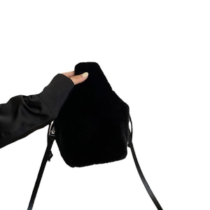 Modische schwarze Kunstpelz Umhängetasche mit unregelmäßiger Form und feinem Lederriemen