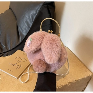 Détail du sac lapin en fausse fourrure rose avec longues oreilles et bandoulière en perles