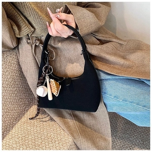 Détail du sac hobo en daim noir avec pendentif baseball et fermeture éclair