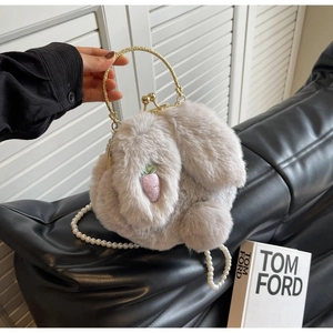 Détail du sac à main en peluche lapin avec broderie carotte et bandoulière en perles