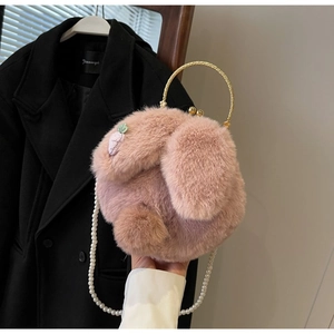 Sac lapin en peluche rose avec poignée dorée, bandoulière perles et broderie carotte