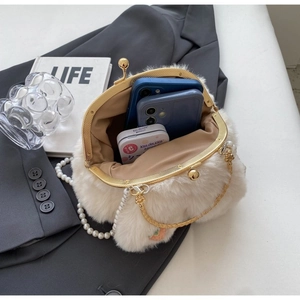 Vue de dessus du sac en peluche blanc crème montrant la capacité pour deux téléphones