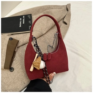 Sac demi-lune en daim bordeaux avec chaîne argentée et breloque de baseball