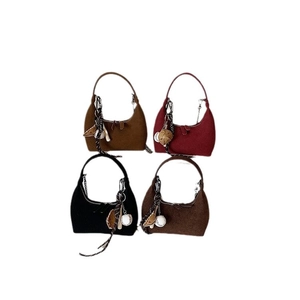 Sacs hobo minimalistes en faux daim en quatre couleurs avec breloques de baseball