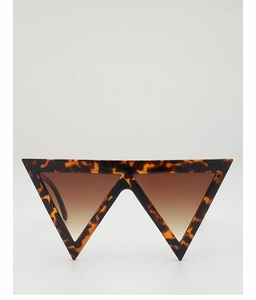 Macro detail of tortoiseshell triangle sunglasses with brown gradient lenses