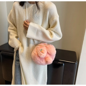 Sac bandoulière lapin en peluche rose avec accessoire carotte et chaîne perle