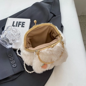 Sac bandoulière en peluche blanc crème avec bandoulière perle et breloque fraise