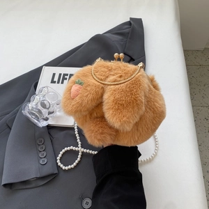Sac lapin en peluche marron avec broderie carotte et bandoulière en perles élégante