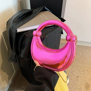 Sac à main demi-lune rose métallisé avec chaîne dorée et poignée ronde