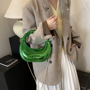 Sac à main croissant vert émeraude métallisé avec poignée nouée et bandoulière chaîne