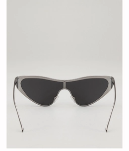 Détail de lunettes de soleil œil-de-chat futuristes en métal argenté avec verres noirs UV