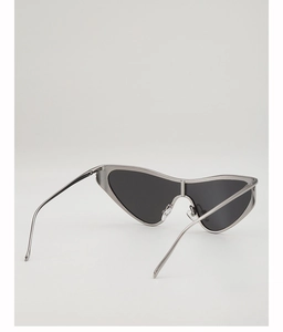 Détail de lunettes de soleil œil-de-chat argentées avec monture métallique futuriste