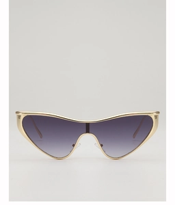 Gros plan sur les lunettes de soleil futuristes en métal doré avec verres dégradés violets