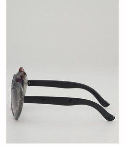 Vue détaillée de lunettes cœur à paillettes avec motif de cœur sur la branche noire