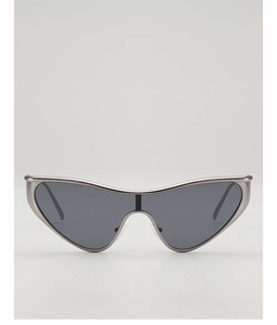 Gros plan de lunettes de soleil œil-de-chat argentées avec verres gris au style futuriste