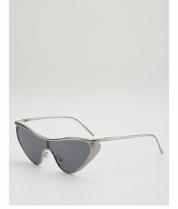 Détail de lunettes de soleil œil de chat argentées avec verres gris et plaquettes en silicone