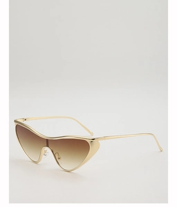 Détail macro de lunettes papillon futuristes dorées avec des verres dégradés bruns
