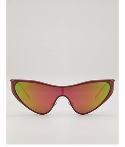 Détail de lunettes œil-de-chat bordeaux avec verres futuristes à dégradé rouge-jaune