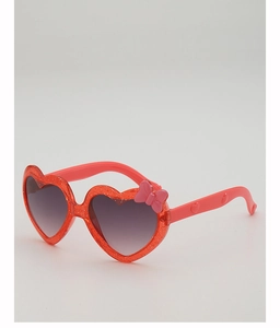 Détail de lunettes de soleil cœur pailleté avec nœud rose et branches gravées de cœurs