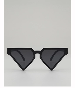 Detailansicht der glänzend schwarzen geometrischen Dreieck-Sonnenbrille mit Acetatrahmen