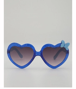 Détail de lunettes de soleil coeur à paillettes bleues avec un nœud décoratif bleu