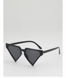 Detailansicht des schwarzen dreieckigen Harzrahmens und der dunklen Gläser dieser trendigen Sonnenbrille