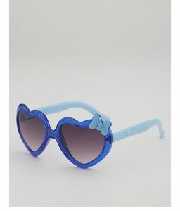 Détail de lunettes de soleil cœur bleues pour enfants avec paillettes et nœud 3D