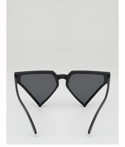 Detailansicht der markanten schwarzen Dreieck-Sonnenbrille mit dunklen Gläsern