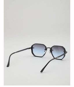 Détail de lunettes de soleil octogonales avec monture noire et verres dégradés