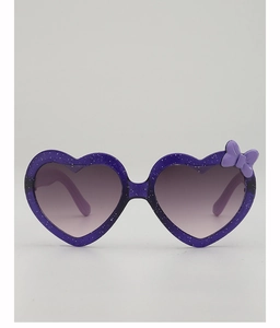 Détail de lunettes de soleil cœur pour enfants avec monture pailletée violette