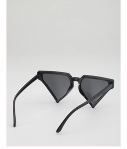 Detailansicht der markanten schwarzen Dreieck-Sonnenbrille mit dunklen Gläsern