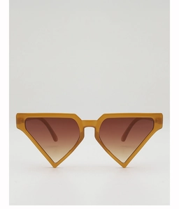 Detail der trendigen Dreieck-Sonnenbrille mit gelbem Rahmen und Verlaufsgläsern