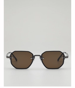 Détail de lunettes de soleil polygonales avec monture en métal et verres teintés foncés