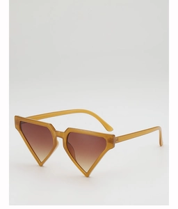 Detailansicht der bernsteingelben Dreieck-Sonnenbrille mit braunen Verlaufsgläsern