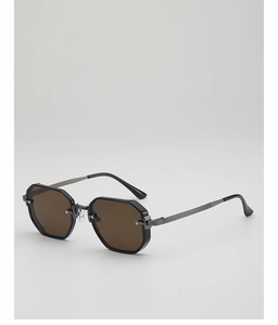 Détail des lunettes de soleil octogonales avec branches en métal gris fusil texturées