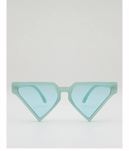 Nahaufnahme der trendigen mintgrünen Dreieck-Sonnenbrille mit halbtransparentem Rahmen